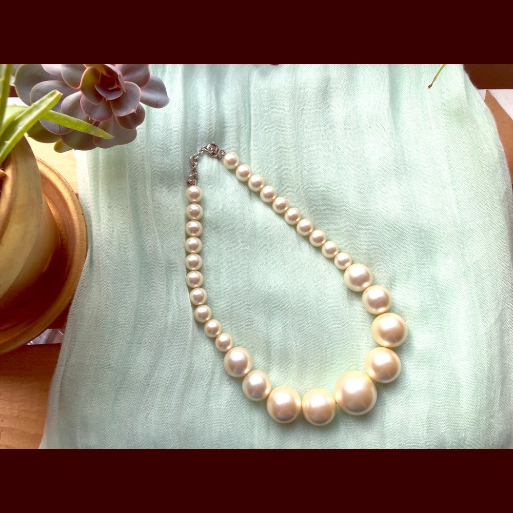 ⚡️SALE 2/$18⚡️ Bold pearl necklace